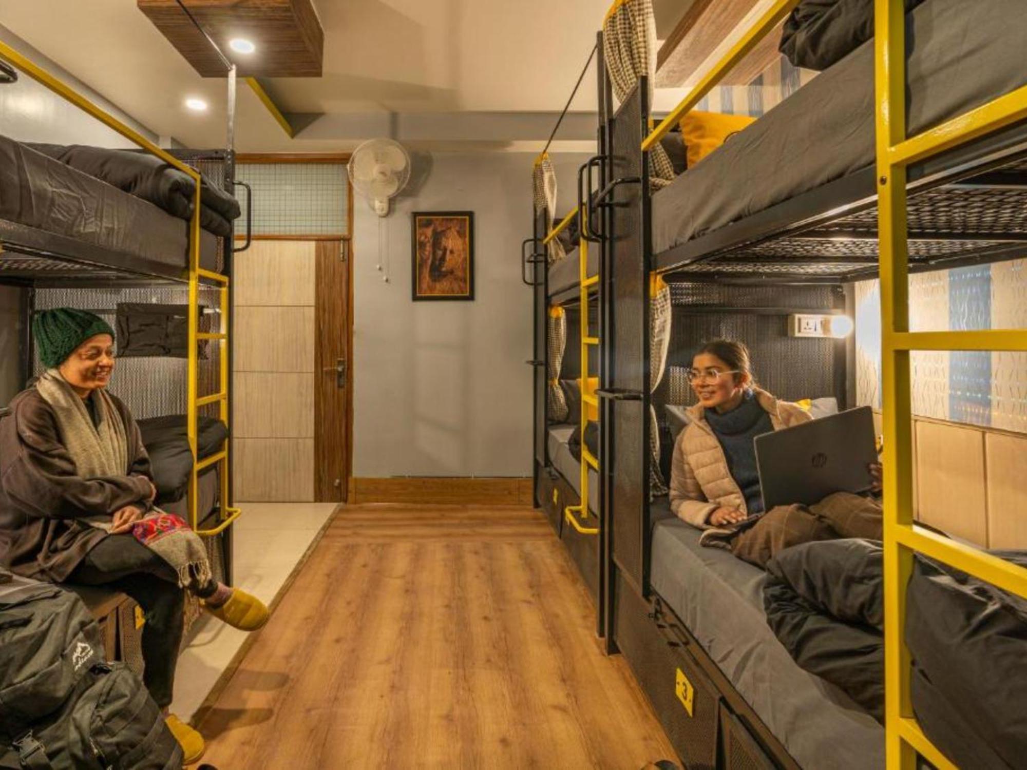 The Hosteller Mcleodganj, Mall Road マクロード・ガンジ エクステリア 写真